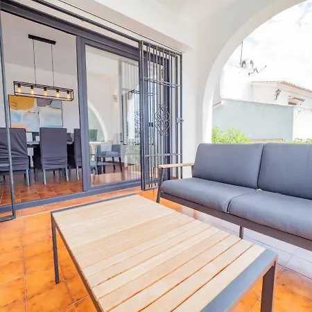Cubo's Front Villa