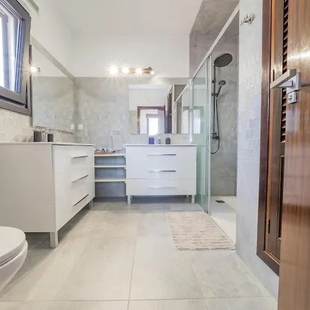 Cubo's Front Villa